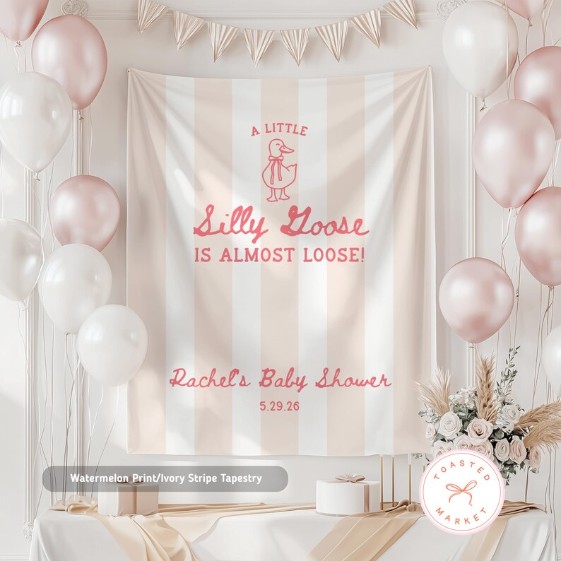 Pu&ograve; includere: Un fondale per baby shower con un design a righe rosa e avorio. Il testo recita "A Little Silly Goose Is Almost Loose!" e "Rachel's Baby Shower 5.29.26". Palloncini bianchi e rosa circondano lo sfondo.