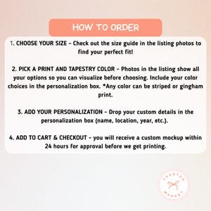 Pu&ograve; includere: Grafica con il titolo "HOW TO ORDER" in un rettangolo color pesca. Il testo fornisce istruzioni su come scegliere una taglia, stampare e il colore dell'arazzo, aggiungere la personalizzazione e aggiungere al carrello. Il logo Toasted Market si trova in basso a destra.