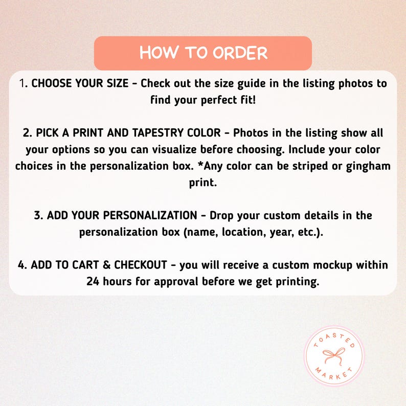 Pu&ograve; includere: Grafica con il titolo "HOW TO ORDER" in un rettangolo color pesca. Il testo fornisce istruzioni su come scegliere una taglia, stampare e il colore dell'arazzo, aggiungere la personalizzazione e aggiungere al carrello. Il logo Toasted Market si trova in basso a destra.