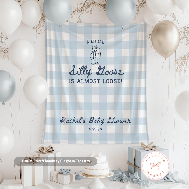 Pu&ograve; includere: Un arazzo a quadretti blu e bianco con il testo "A Little Silly Goose Is Almost Loose!" e "Rachel's Baby Shower 5.29.26". Lo sfondo &egrave; decorato con palloncini e regali, perfetto per un baby shower.