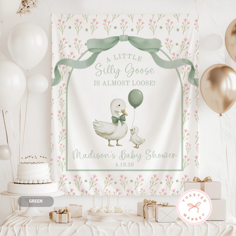 Pu&ograve; includere: Un fondale per baby shower con un'illustrazione di un'oca e un'ochetta, un fiocco verde e la scritta "A Little Silly Goose Is Almost Loose!". Lo sfondo presenta un motivo floreale e include la scritta "Madison's Baby Shower" e la data 4.18.26.