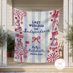 Puede incluir: Una toalla de playa a rayas blancas y azules con ilustraciones y texto en rojo. La toalla presenta fuegos artificiales, un anillo, un perrito caliente, gafas de sol, una mujer, copas de champán, un sombrero, un bikini y el texto "LAST WEEKEND OF Independence, Kelly's Bachelorette, MIAMI 2026."