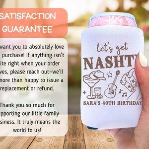 Op de afbeelding: Witte blikjeskoeler met de tekst "let's get NASHT" in bruin, samen met illustraties van een margarita, cowboyhoed, gitaar en sterren. De tekst "SARA'S 40TH BIRTHDAY" is ook opgenomen. De blikjeskoeler wordt door een persoon vastgehouden.