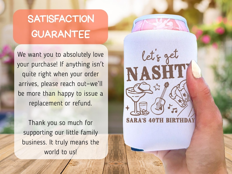 Op de afbeelding: Witte blikjeskoeler met de tekst "let's get NASHT" in bruin, samen met illustraties van een margarita, cowboyhoed, gitaar en sterren. De tekst "SARA'S 40TH BIRTHDAY" is ook opgenomen. De blikjeskoeler wordt door een persoon vastgehouden.
