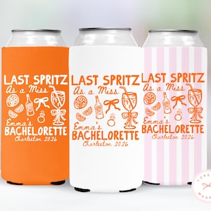 Puede incluir: Tres enfriadores de latas altos con texto y gráficos en naranja. El diseño incluye las palabras LAST SPRITZ As a Miss Emma's BACHELORETTE Charleston 2026, con ilustraciones de una rodaja de cítrico, una botella, un lazo, un anillo y una copa.