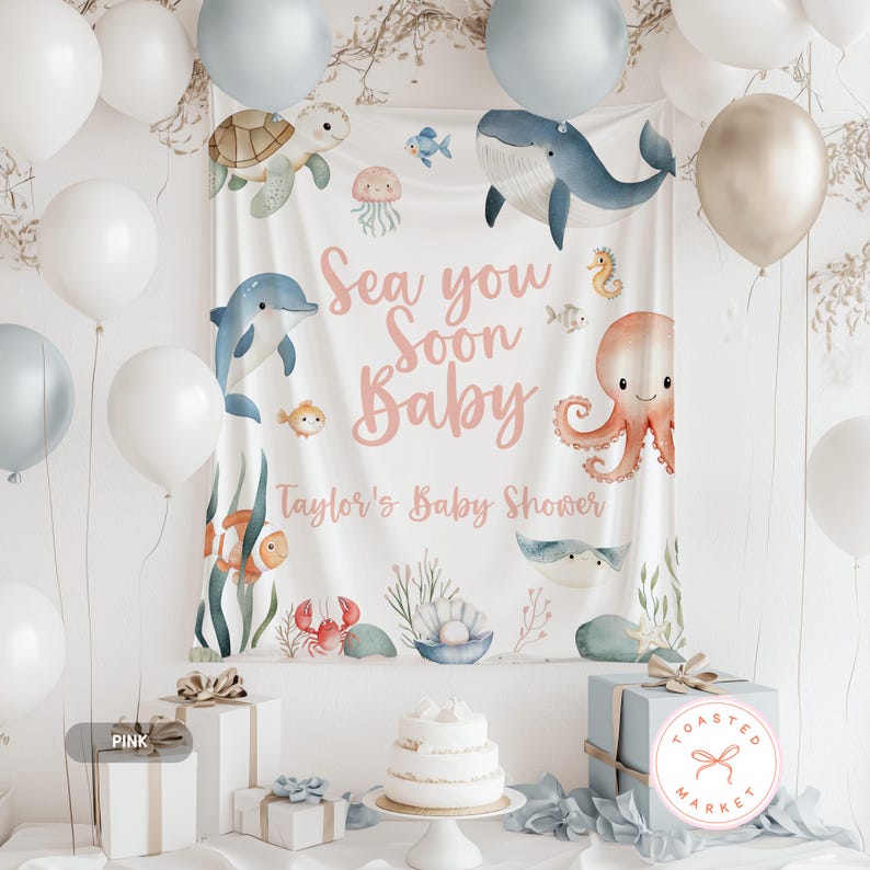 Puede incluir: Un tel&oacute;n de fondo para baby shower con tem&aacute;tica marina. La pancarta blanca presenta ilustraciones de acuarela de vida marina, incluyendo una ballena, un delf&iacute;n y un pulpo. El texto dice "Sea you Soon Baby" y "Taylor's Baby Shower". Globos y regalos rodean la pancarta.