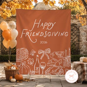 Puede incluir: Un telón de fondo rectangular de tela color naranja quemado con el texto blanco "Happy Friendsgiving 2026" e ilustraciones de líneas blancas de un pastel, botella de vino, copa, lazo, salsera, vela y un pavo.