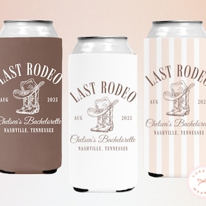 Puede incluir: Tres enfriadores de latas con el texto "LAST RODEO" y una ilustraci&oacute;n de sombrero y bota de vaquero. Los enfriadores son marrones, blancos y a rayas. El texto incluye "AUG 2025" y "Chelsea's Bachelorette, Nashville, Tennessee."
