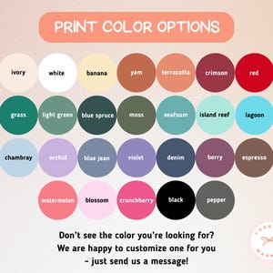 Puede incluir: Un gr&aacute;fico que muestra "OPCIONES DE COLOR DE IMPRESI&Oacute;N" con una variedad de muestras de color, incluyendo marfil, blanco, pl&aacute;tano, &ntilde;ame, terracota, carmes&iacute; y rojo. Colores adicionales son hierba, verde claro, abeto azul, musgo, espuma de mar, arrecife de isla y laguna. Tambi&eacute;n incluye texto.
