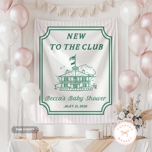 K&ouml;nnte beinhalten: Eine Babyparty-Kulisse mit dem Text "NEW TO THE CLUB" und "Becca's Baby Shower, May 21, 2026". Der Hintergrund ist wei&szlig; mit rosa Streifen und einer gr&uuml;nen Illustration eines Geb&auml;udes. Wei&szlig;e und rosa Ballons schm&uuml;cken die Szene.