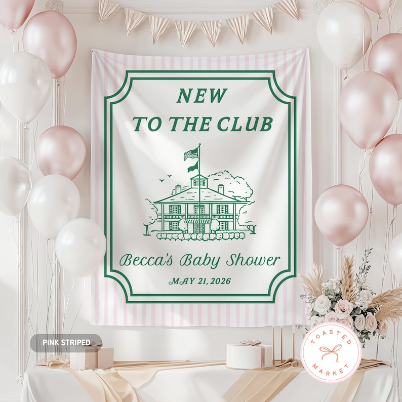 K&ouml;nnte beinhalten: Eine Babyparty-Kulisse mit dem Text "NEW TO THE CLUB" und "Becca's Baby Shower, May 21, 2026". Der Hintergrund ist wei&szlig; mit rosa Streifen und einer gr&uuml;nen Illustration eines Geb&auml;udes. Wei&szlig;e und rosa Ballons schm&uuml;cken die Szene.