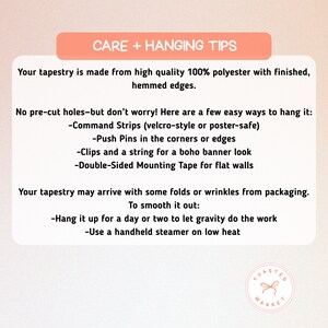 Pu&ograve; includere: Una grafica color pesca con il testo "CARE + HANGING TIPS" in alto. Il testo sottostante fornisce istruzioni su come appendere un arazzo, incluso l'uso di Command Strips, puntine, clip e nastro biadesivo. Suggerisce anche l'uso di un vaporizzatore.