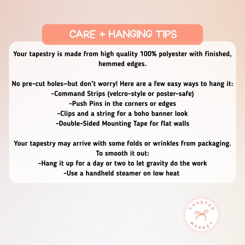 Pu&ograve; includere: Una grafica color pesca con il testo "CARE + HANGING TIPS" in alto. Il testo sottostante fornisce istruzioni su come appendere un arazzo, incluso l'uso di Command Strips, puntine, clip e nastro biadesivo. Suggerisce anche l'uso di un vaporizzatore.