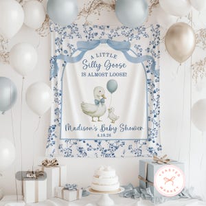 Pu&ograve; includere: Un banner per baby shower con un design stravagante. Lo striscione presenta un'illustrazione di un'oca e di un'ochetta, il testo "A Little Silly Goose Is Almost Loose!" e "Madison's Baby Shower 4.18.26". Lo sfondo &egrave; decorato con motivi floreali blu e palloncini.