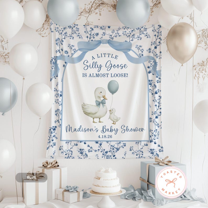Pu&ograve; includere: Un banner per baby shower con un design stravagante. Lo striscione presenta un'illustrazione di un'oca e di un'ochetta, il testo "A Little Silly Goose Is Almost Loose!" e "Madison's Baby Shower 4.18.26". Lo sfondo &egrave; decorato con motivi floreali blu e palloncini.