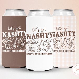 Op de afbeelding: Drie blikjeskoelers met de tekst "Let's get NASHTY" en "Sara's 40th Birthday" in een countrymuziekthema. E&eacute;n is bruin, &eacute;&eacute;n is wit en &eacute;&eacute;n heeft een lichtbeige ruitpatroon. Het ontwerp bevat een cowboyhoed, gitaar en cocktail.