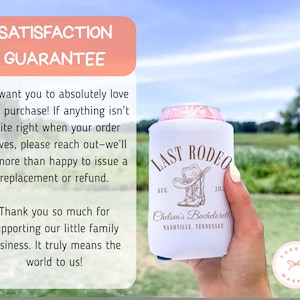 Puede incluir: Enfriador de latas blanco con texto "LAST RODEO", sombrero de vaquero y gr&aacute;fico de bota, y texto "Chelsea's Bachelorette, Nashville, Tennessee". El enfriador se sostiene en una mano contra un fondo borroso al aire libre.