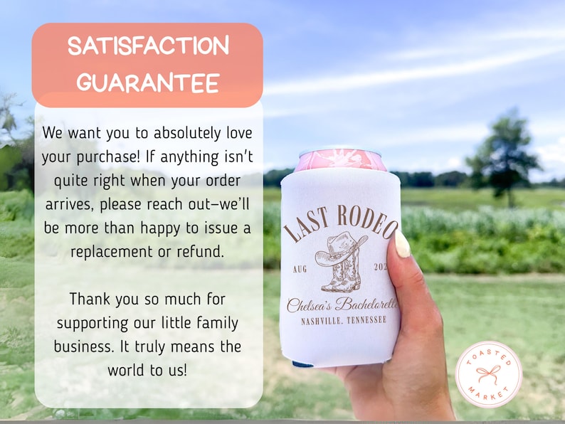Puede incluir: Enfriador de latas blanco con texto "LAST RODEO", sombrero de vaquero y gr&aacute;fico de bota, y texto "Chelsea's Bachelorette, Nashville, Tennessee". El enfriador se sostiene en una mano contra un fondo borroso al aire libre.