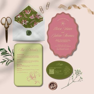 Puede incluir: Un conjunto de papelería de boda, que incluye una invitación rosa con texto dorado, una tarjeta RSVP y un sobre con forro floral. También hay unas tijeras doradas y clips, junto con una cinta.