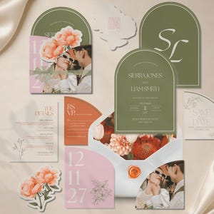 Könnte beinhalten: Ein Hochzeitspapeterie-Set mit bogenförmigen Karten in Olivgrün, Terrakotta und zartem Rosa. Das Set enthält Einladungen mit dem Text Sierra Jones und Liam Smith, Antwortkarten, Detailkarten sowie florale Stanzteile und ein Wachssiegel.