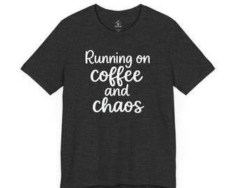 Laufen auf Kaffee und Chaos Shirt | Lustiges Mom Life Tee | Koffein-Liebhaber-Grafik-T-Shirt | Süßes bequemes Alltags-T-Shirt