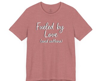 Angetrieben durch Liebe und Koffein-Shirt | Niedliches Mom Life Tee | Kaffee Liebhaber Grafik T-Shirt | Unisex lustiges Zitat Shirt für Frauen