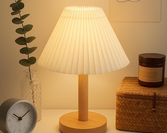 Pleated Table Lamp – Nordic Wooden Desk Lamp with Soft Warm Light, Minimalist Bedside Lighting for Cozy Home Decor