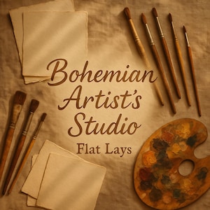 Puede incluir: Una composición plana con materiales de arte sobre una superficie de lino beige. La imagen incluye pinceles, una paleta de madera con pintura y pilas de papel. El texto "Bohemian Artist's Studio" y "Flat Lays" es visible.