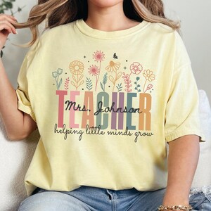 Benutzerdefinierte Lehrer Shirt, helfen kleinen Köpfen wachsen, Komfort Farbe Shirt, Floral Lehrer Shirt, Schulanfang, Lehrer Wertschätzung, Vorschule