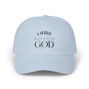 Op de afbeelding: Lichtblauwe baseballpet met de tekst "I serve the one and only GOD" in zwarte letters. De pet heeft een gebogen klep en een klassiek zes-panelen ontwerp, geschikt voor casual wear.