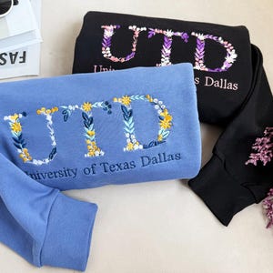 Sudadera universitaria con letras florales bordadas, cuello redondo universitario personalizado con letras griegas, suéter de secundaria, regalo de graduación para un amigo