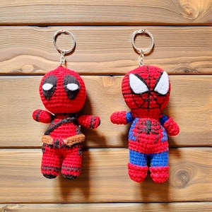 Virkat Spiderbaby & Deadpook nyckelringsmönster: Enkel amigurumi utan sömnad (PDF)