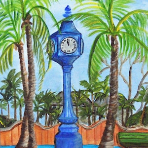 Puede incluir: Una torre de reloj azul con cuatro esferas se encuentra frente a una hilera de palmeras. La torre del reloj est&aacute; pintada de azul brillante y tiene una esfera blanca con n&uacute;meros romanos negros. Las palmeras son verdes y tienen troncos marrones. El fondo es un cielo azul con nubes blancas.