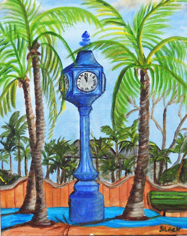 Puede incluir: Una torre de reloj azul con cuatro esferas se encuentra frente a una hilera de palmeras. La torre del reloj est&aacute; pintada de azul brillante y tiene una esfera blanca con n&uacute;meros romanos negros. Las palmeras son verdes y tienen troncos marrones. El fondo es un cielo azul con nubes blancas.