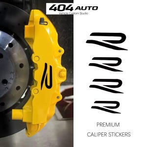 Puede incluir: Una pinza de freno de automóvil de color amarillo brillante con un logotipo R negro, junto a cuatro pegatinas de vinilo negras con forma de R. La imagen incluye el texto 404 AUTO Vehicle Custom Studio y PREMIUM CALIPER STICKERS en letras negras.
