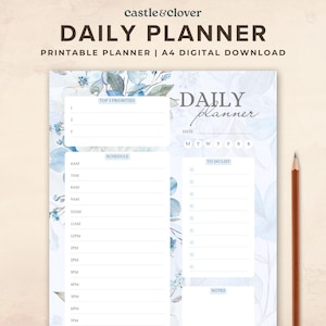 Może przedstawiać: Drukowany codzienny planer z niebieskim kwiatowym wzorem. Zawiera sekcje na najważniejsze priorytety, harmonogram od 6:00 do 19:00, listę rzeczy do zrobienia i notatki. Tekst "DAILY PLANNER" znajduje się na górze. Obok jest ołówek.