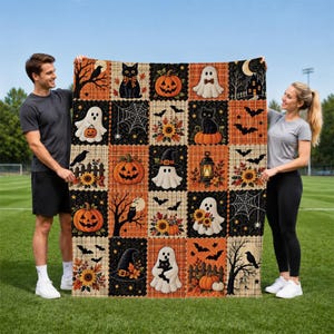 Può includere: Una trapunta rettangolare a tema Halloween caratterizzata da una griglia patchwork di quadrati arancioni, neri e bianchi. Il design include illustrazioni di zucche, fantasmi, gatti neri, pipistrelli, girasoli, ragnatele e lanterne.