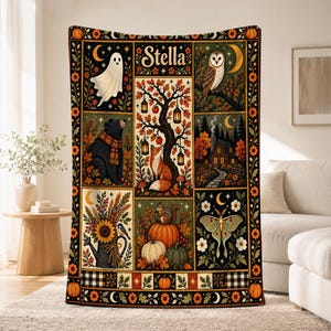 Könnte beinhalten: Eine rechteckige Wohndecke mit einem Raster aus herbstlichen Illustrationen, darunter ein Geist, ein Bär, ein Fuchs unter einem Baum mit Laternen, eine Hütte, ein Eichhörnchen auf Kürbissen und ein Nachtfalter. Der Name Stella ist oben mittig aufgedruckt.