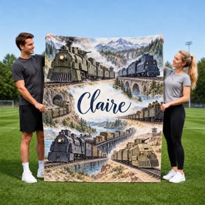 Puede incluir: Una manta rectangular de forro polar con un collage de trenes de vapor antiguos y locomotoras militares blindadas que cruzan puentes y paisajes montañosos, con el nombre Claire impreso en letra cursiva azul grande.