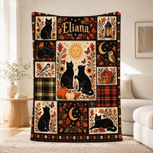 Puede incluir: Una manta rectangular con diseño de patchwork que presenta gatos negros, calabazas, girasoles, hojas de otoño, un sol, una luna, un búho y un farol. El nombre Eliana está impreso en el centro. La paleta de colores incluye negro, naranja, amarillo y verde.