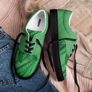 Women’s lace-up canvas shoes