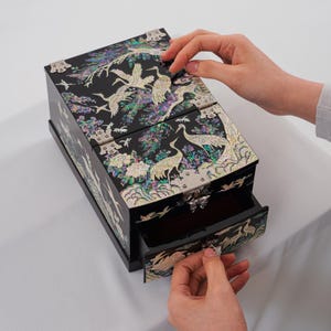 Mother of Pearl Jewelry Box with Mirror – Korean Crane Lacquerware, Elegant Gift for Women – Wedding, Birthday, Anniversary, Mother’s Day