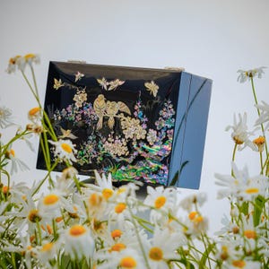 Handgemachte koreanische Perlmutt Schmuckschatulle – Lovebird & Blossom Design | Luxus Geschenk für Frauen, Mama, Geburtstag, Jahrestag, Muttertag