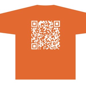 Könnte beinhalten: Orangefarbenes T-Shirt mit einem weißen QR-Code auf der Rückseite.