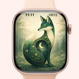 Puede incluir: Un smartwatch con caja de oro rosa muestra una ilustración de un zorro. El zorro es verde y blanco, adornado con patrones florales y una luna creciente. La hora es 11:11, y la fecha es Vie 13.