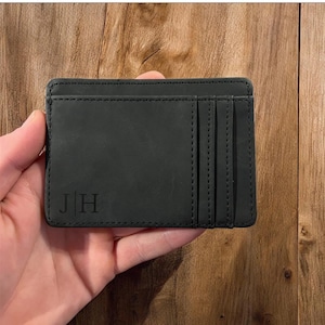 Personalisierter schwarzer Leder-Kartenhalter - Monogramm schmale Brieftasche für Männer - individuelles Geschenk mit Initialen graviert - minimalistische Kreditkartenbörse