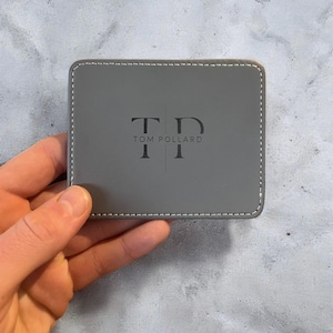 Porte-cartes en cuir personnalisé pour papa - Portefeuille mince gravé personnalisé - Initiales ou message monogrammés - Cadeau de fête des pères d'un enfant