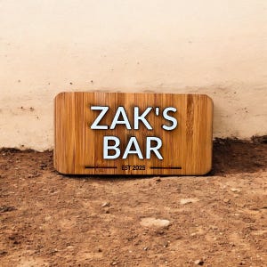 Enseigne de bar personnalisée - Plaque en bambou personnalisée avec nom et année - Cadeau homme des cavernes - Décoration de bar - Enseigne de bar en bois gravée