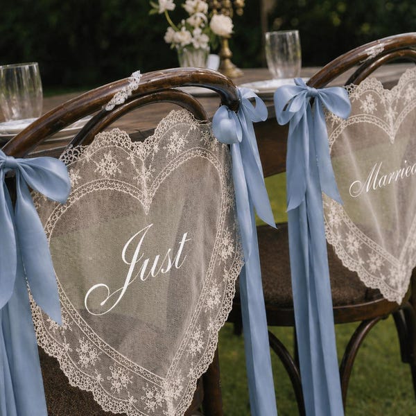 Stoelborden met transparant hart, oud geld decor bruid bruidegom, banner net getrouwd