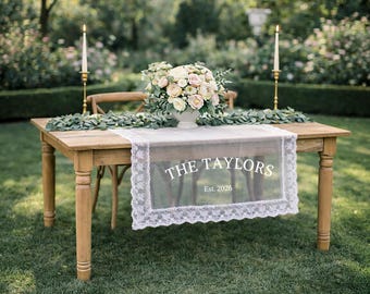 Camino de mesa personalizado con ribete de encaje transparente, decoración para la mesa de los novios en bodas.